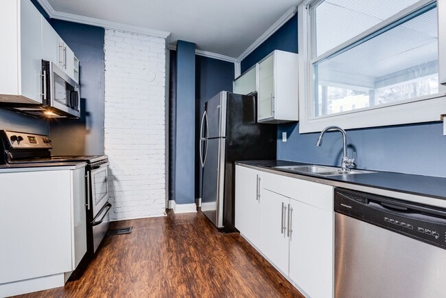 Photo - Available NOW - Spacious 6 Bedroom, 2 FULL Bath Home Located in South Side Slopes!