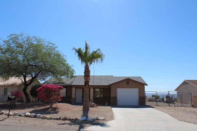 Foto del edificio - 3 Bed 1 Bath Home w/ 1 Car Garage and Larg...