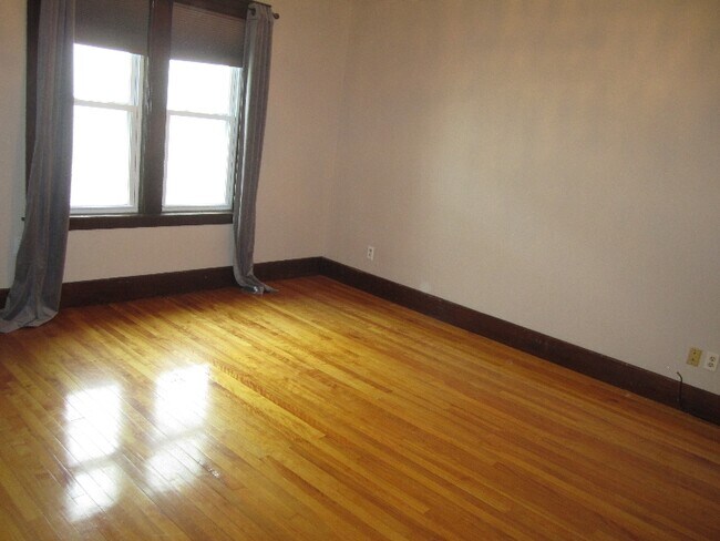 Building Photo - 216 Ingleside Ave