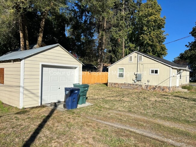 Building Photo - 2 bed, 1 bath in great Mid Town location!