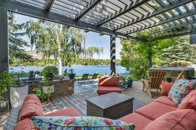 Foto del edificio - LAKEFRONT LUXURY ON LAKE STANLEY | FULLY FURNISHED + UTILITIES INCLUDED IN GUARDED LAKERIDGE SHORES