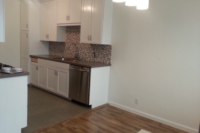 kitchen - 615 N Flores St