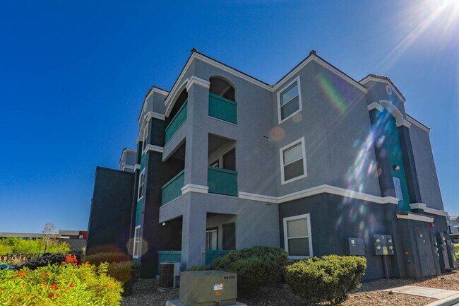 Foto del edificio - 2 Suite 1st Floor Condo In Gated Northwest...