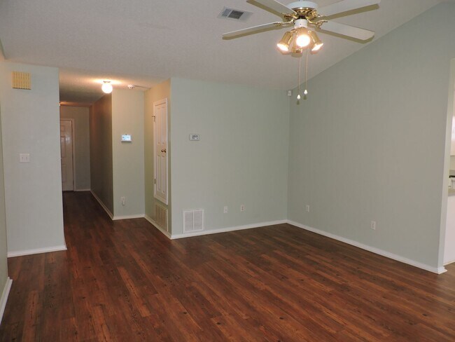 Building Photo - Convenient to interstate, shopping & hospitals!