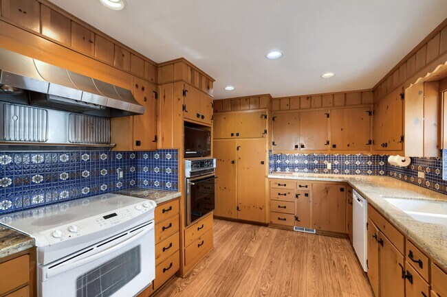 Foto del edificio - Charming 4-Bedroom, 3-Bath Home + Den in Alki Neighborhood with Panoramic Puget Sound Views!