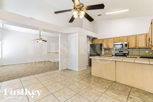 Foto del edificio - 3755 E Broadway Rd