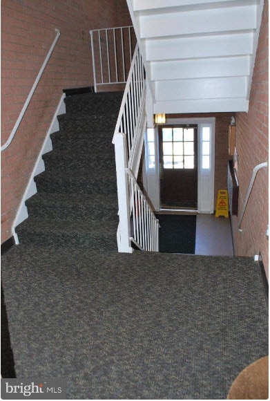 Building Photo - 3874 Lyndhurst Dr