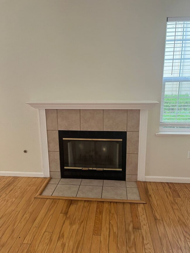 Foto del edificio - 3 bedroom 2.5 bath town home with large bonus living room and 2 car garage parking