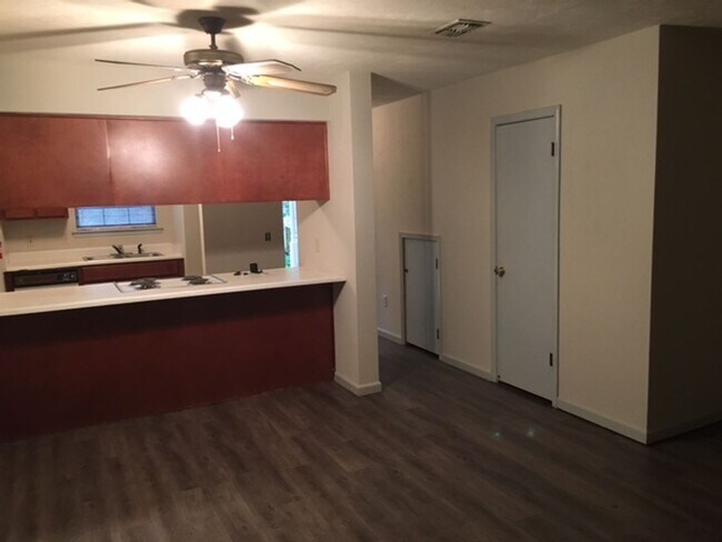 Foto del edificio - 3 bed 3 bath townhomes available Mid-July