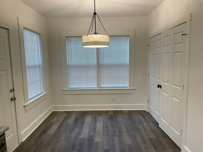 Building Photo - Totally remodeled 2 bedroom 2 Bath Home Ne...