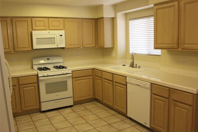 Building Photo - Located in the beautiful Golden Sun Estates!