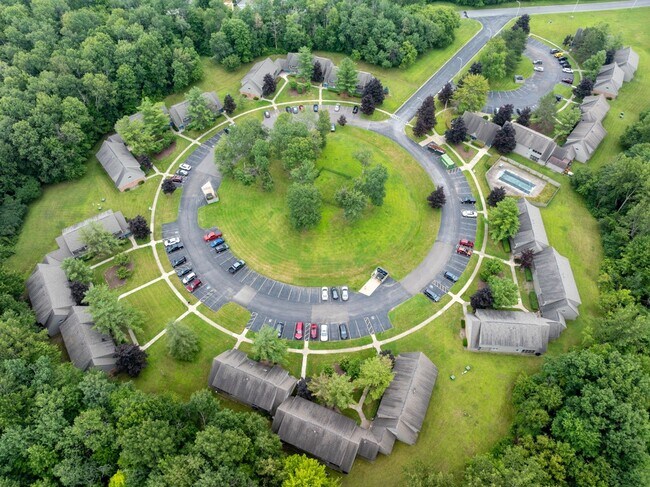 Foto del edificio - 2 Meadowbrook Cir