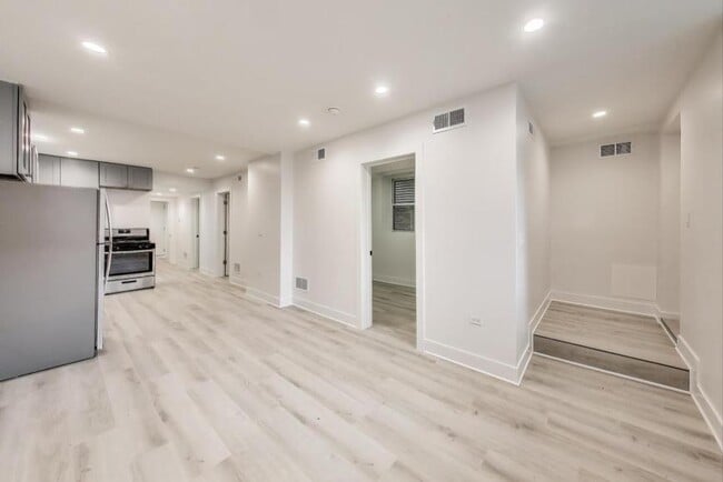 Building Photo - 3 bedroom in Chicago IL 60657