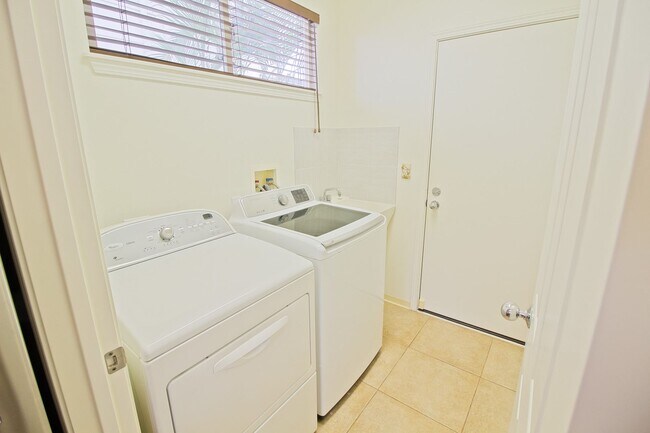 Foto del edificio - Stunning 4-Bedroom Home with Solar and Sal...