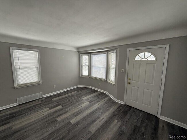 Foto del edificio - 1465 E 14 Mile Rd