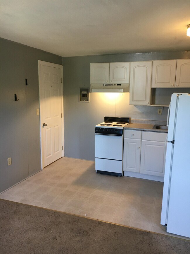 211 Intervale Rd Unit 7, Gilford, NH 03249 Room for Rent in Gilford