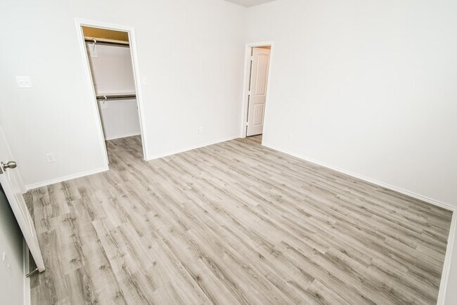 Building Photo - Imperial Heights - 21922 Grand Majestic Dr...