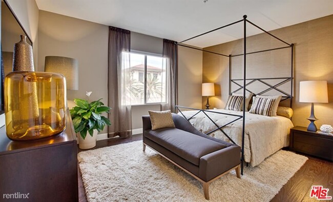 Building Photo - 3 br, 3 bath Condo - 6280 W 3rd St Apt 437