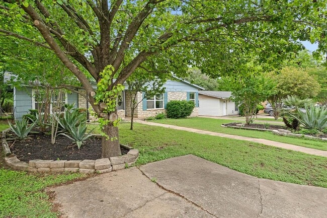 Building Photo - 1422 Yorkshire Dr