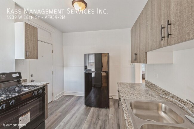 Building Photo - *INCOME RESTRITED*Spacious 1 bed w/ Heat I...