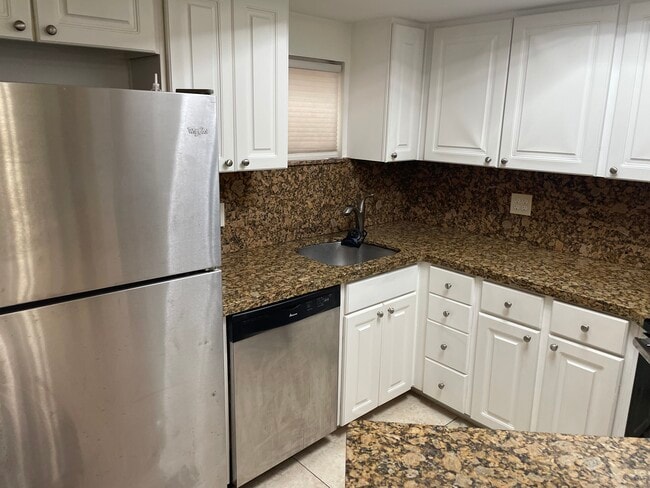 Cocina con encimera de mármol - 8215 Lake Dr