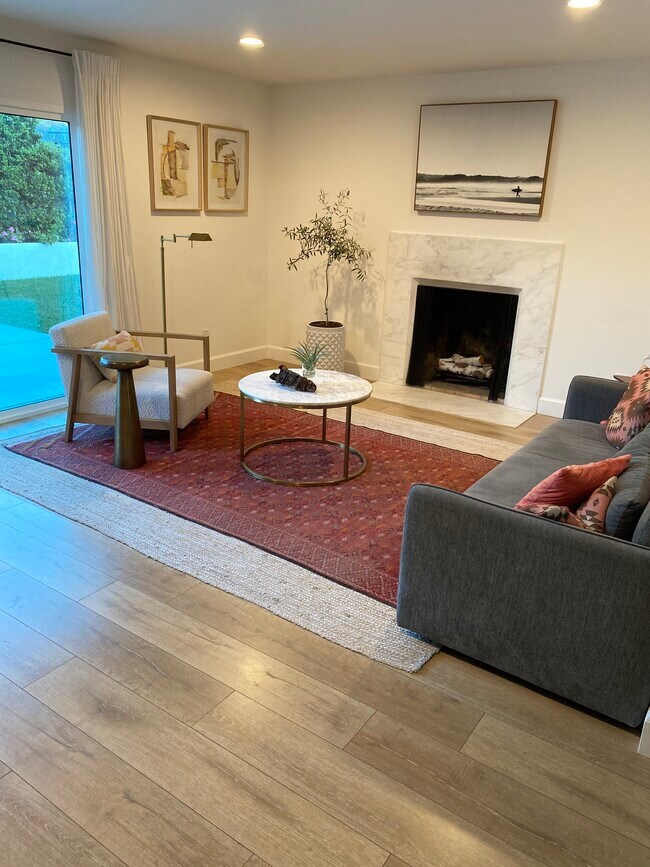 Sala de estar con chimenea de mármol blanco - 286 N Kellogg Ave