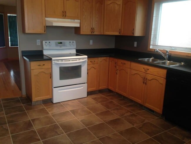 Building Photo - 4 bedroom in Grande Prairie AB T8V-5Y2