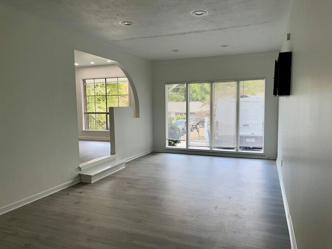Foto del edificio - Spacious 3 Bedroom Ranch Under $1,400!