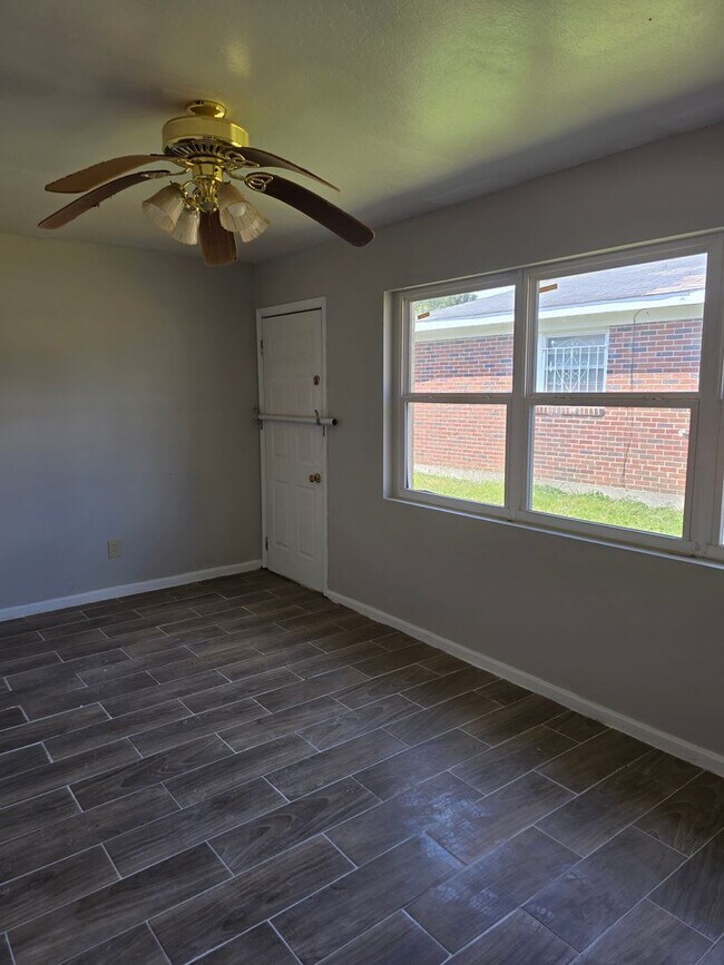Foto del edificio - 3/4 BR  Brick ranch
