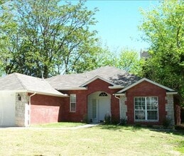 Building Photo - 411 Park Dr
