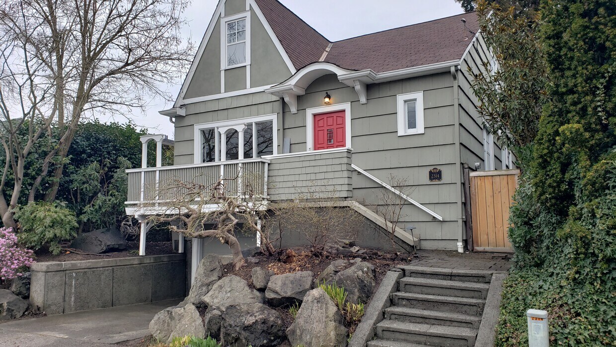 Primary Photo - 2314 41st Ave E