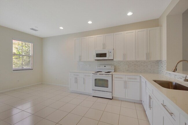 Building Photo - 221 Greenwich Cir
