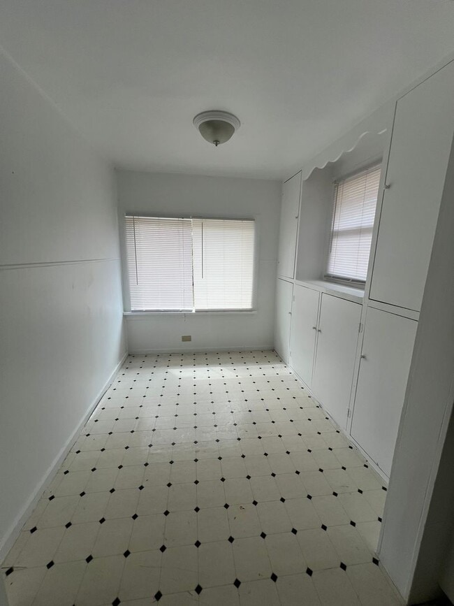 Building Photo - 2 Bedroom, 1 Bathroom Home - Located in St...