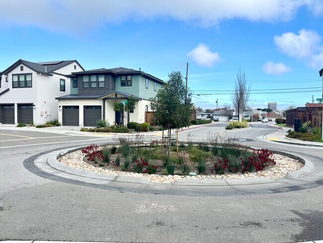 Building Photo - 250 Waters Park Cir