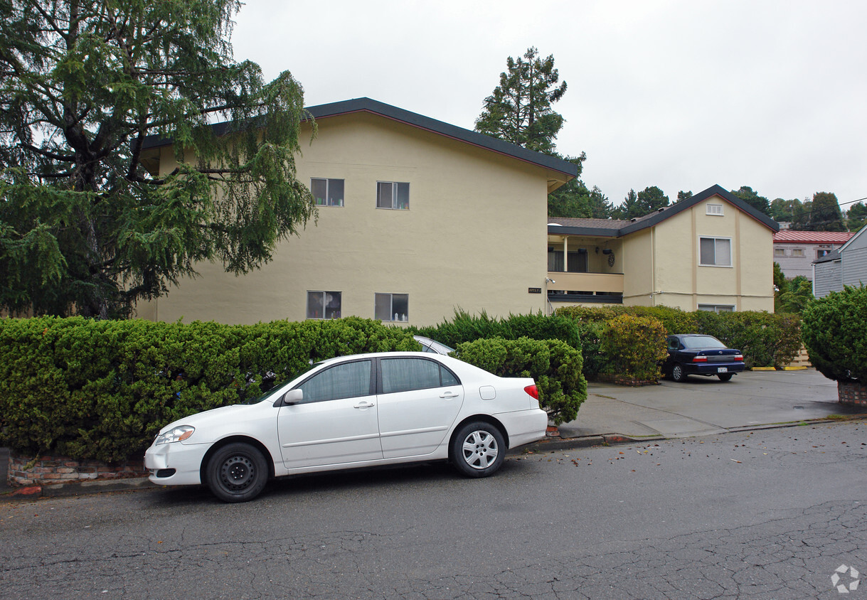 Building Photo - Strawberry Knoll Apartments