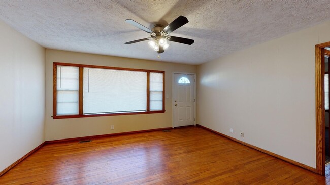 Building Photo - 2 Bedroom, 1 Bathroom House with Attached ...