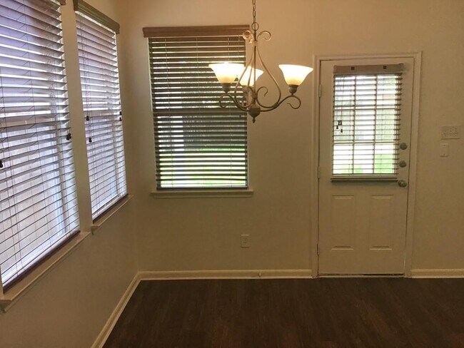 Foto del edificio - 8630 Henrico Ln