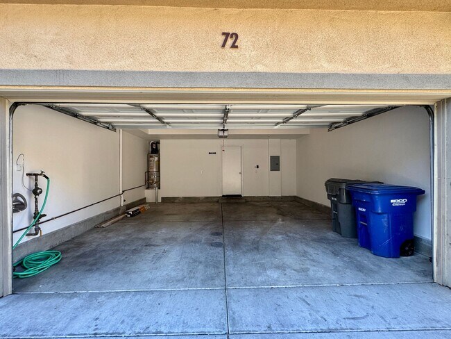 Foto del edificio - 3 Bed 2.5 Bath plus extra room Townhouse Style Condo / Attached 2 Car Garage