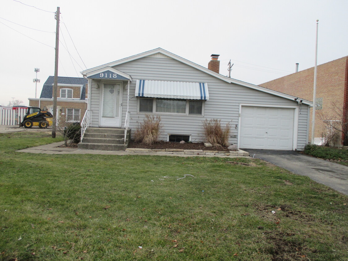 Primary Photo - 9118 S Kolmar Ave