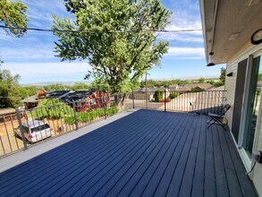 Building Photo - 705 SE Scenic View Dr