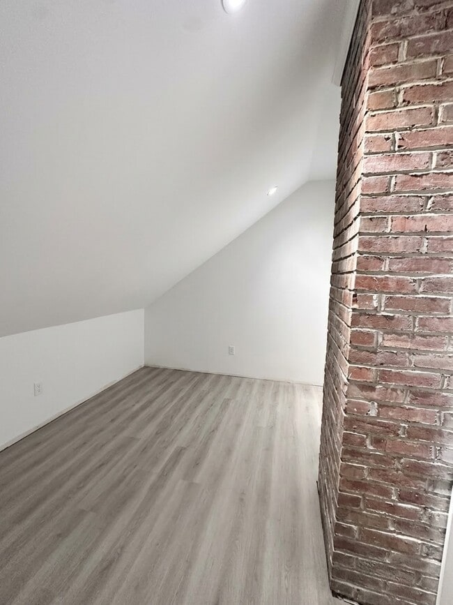 Building Photo - 311 E Grove St