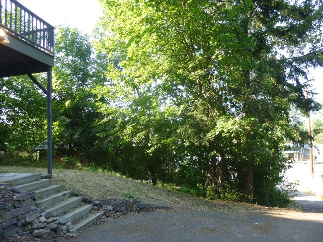 Building Photo - Wonderful secluded home