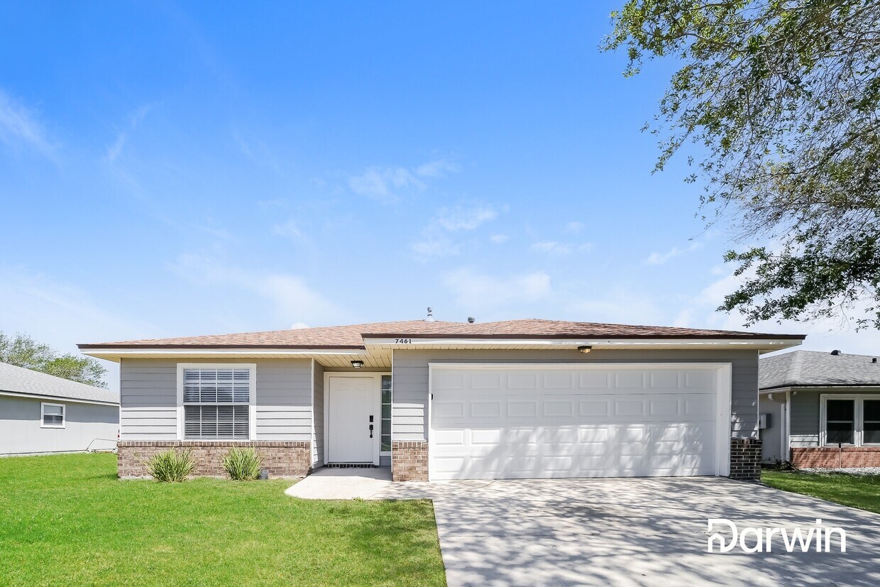 Primary Photo - 7461 International Village Dr, Jacksonvill...