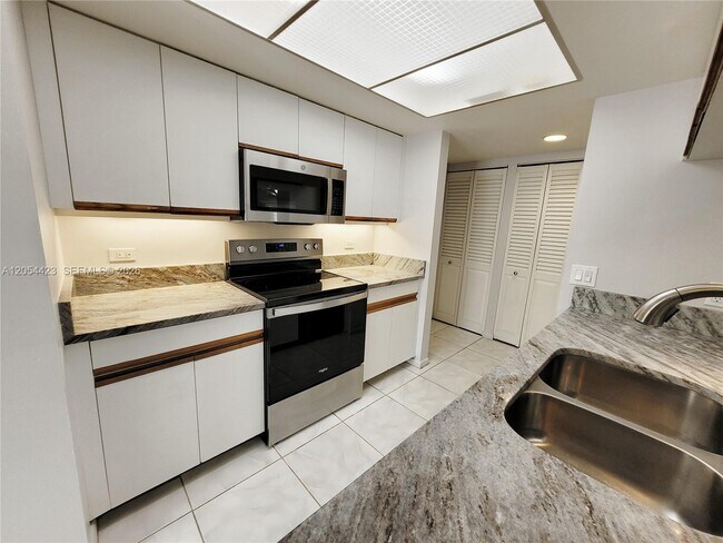 Building Photo - 7523 Greenlake Way
