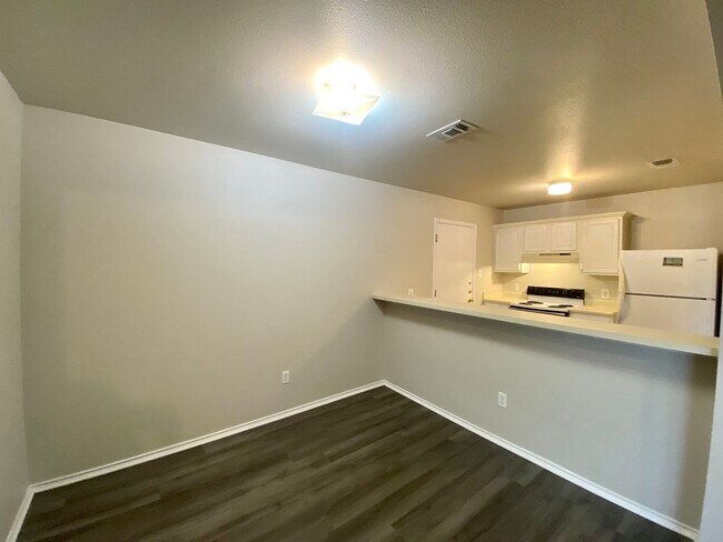 Building Photo - 3 BEDROOM 2 BATH W/1 CAR GARAGE AVAILABLE ...