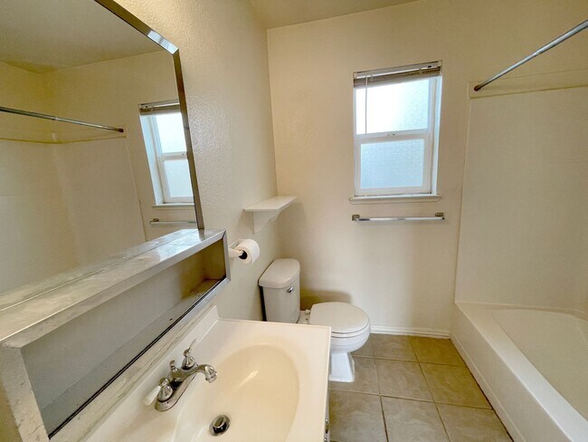 Building Photo - 1 Bedroom, 1 Bath 2-story Townhome