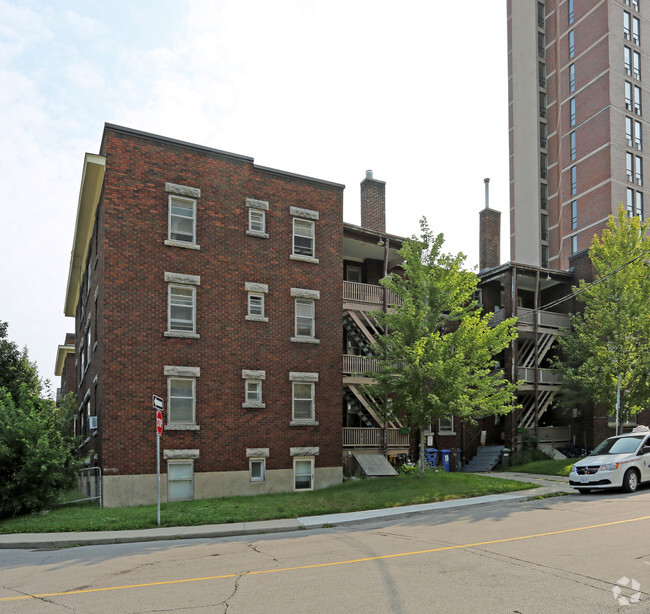 Building Photo - Queen's Court