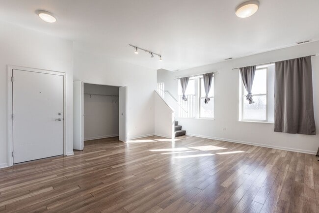 Photo - Spacious 3 Bed 2 Bath Duplex Up, In unit W/D in Humboldt Park! Apartment