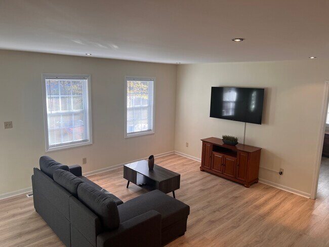 Building Photo - 709 Springdale Dr