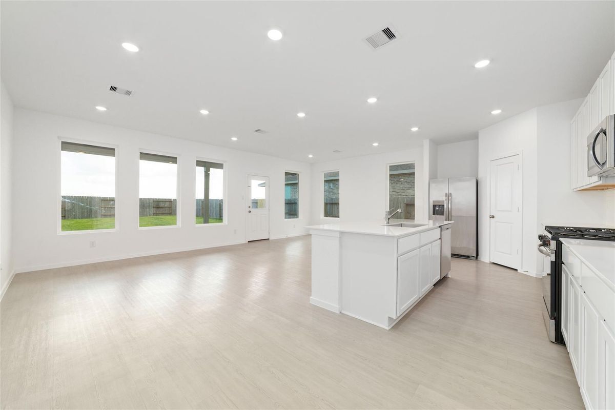 Building Photo - 830 Heaven Dr